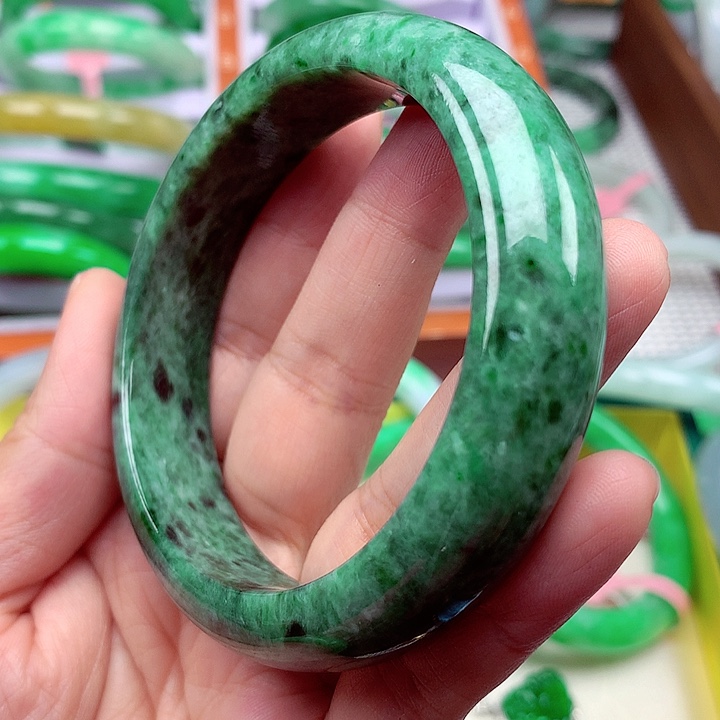 翡翠手镯未镶嵌翡翠