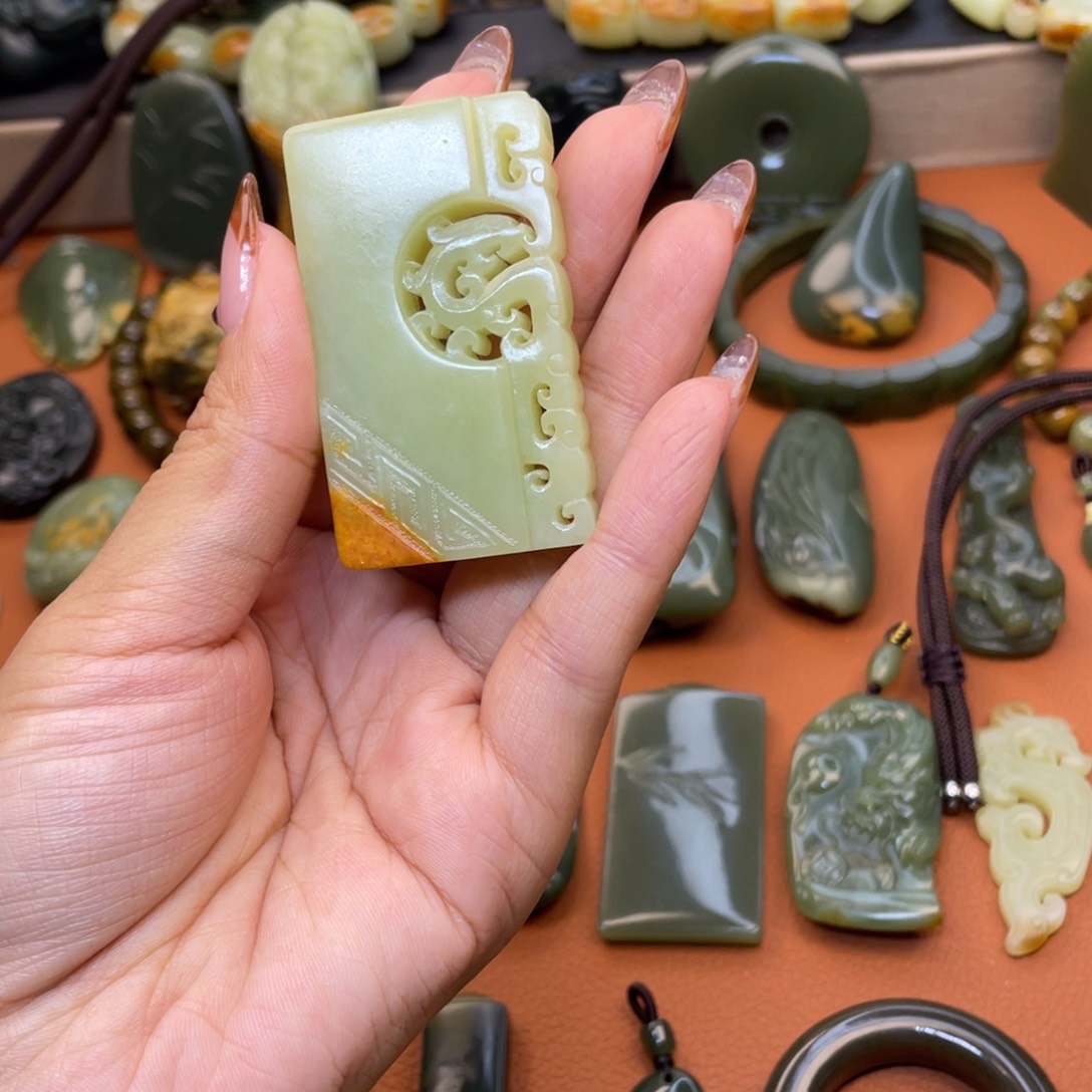 东***佛岫岩河磨玉（透闪石质玉）未镶嵌挂件