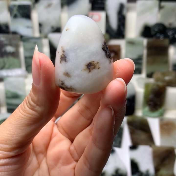 独山玉未镶嵌颈饰