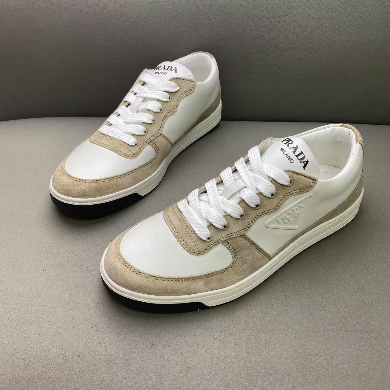 未使用 Prada/普拉达 白色皮面侧边三角标时尚板鞋 多尺码/全新