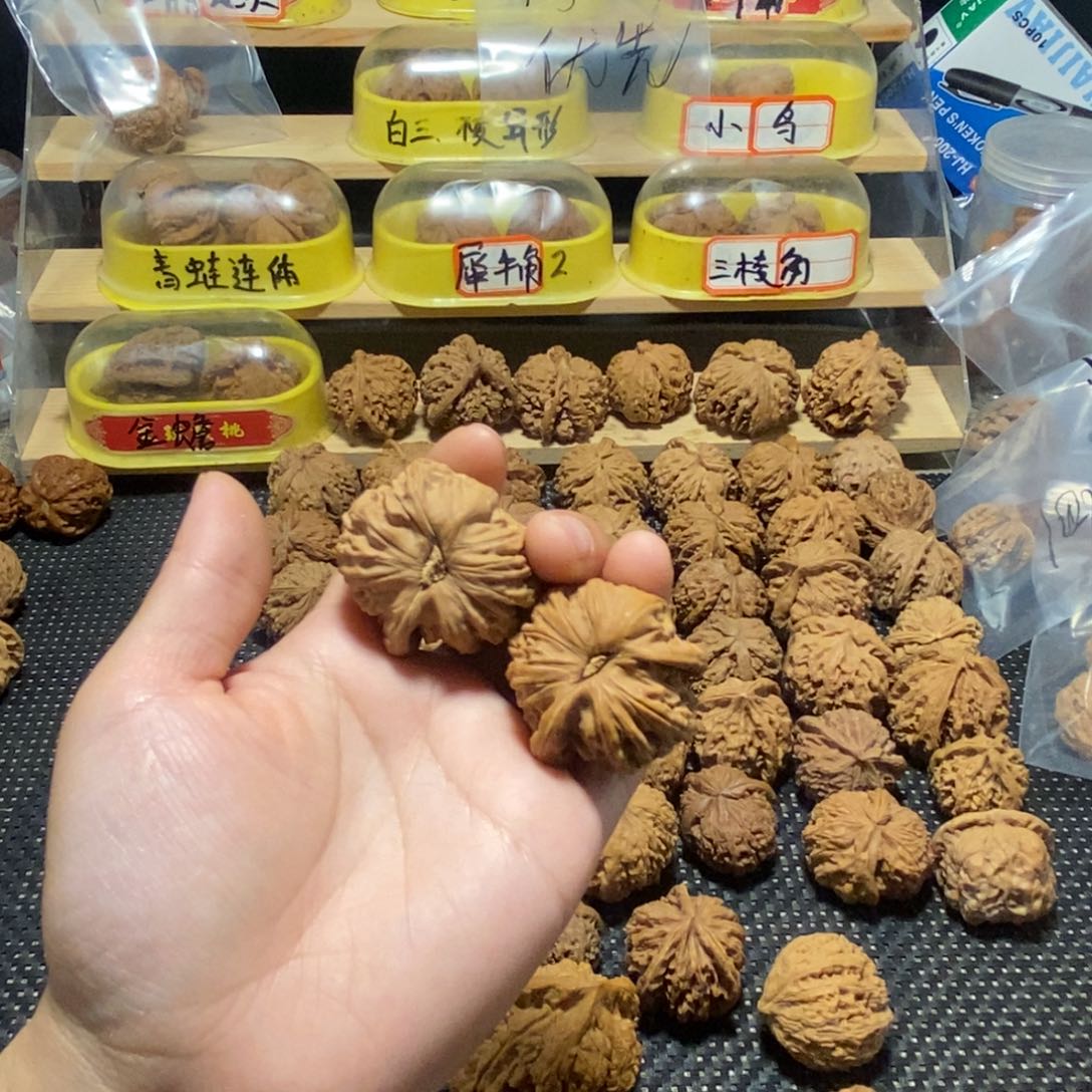 文玩核桃吊坠中****n核桃异形