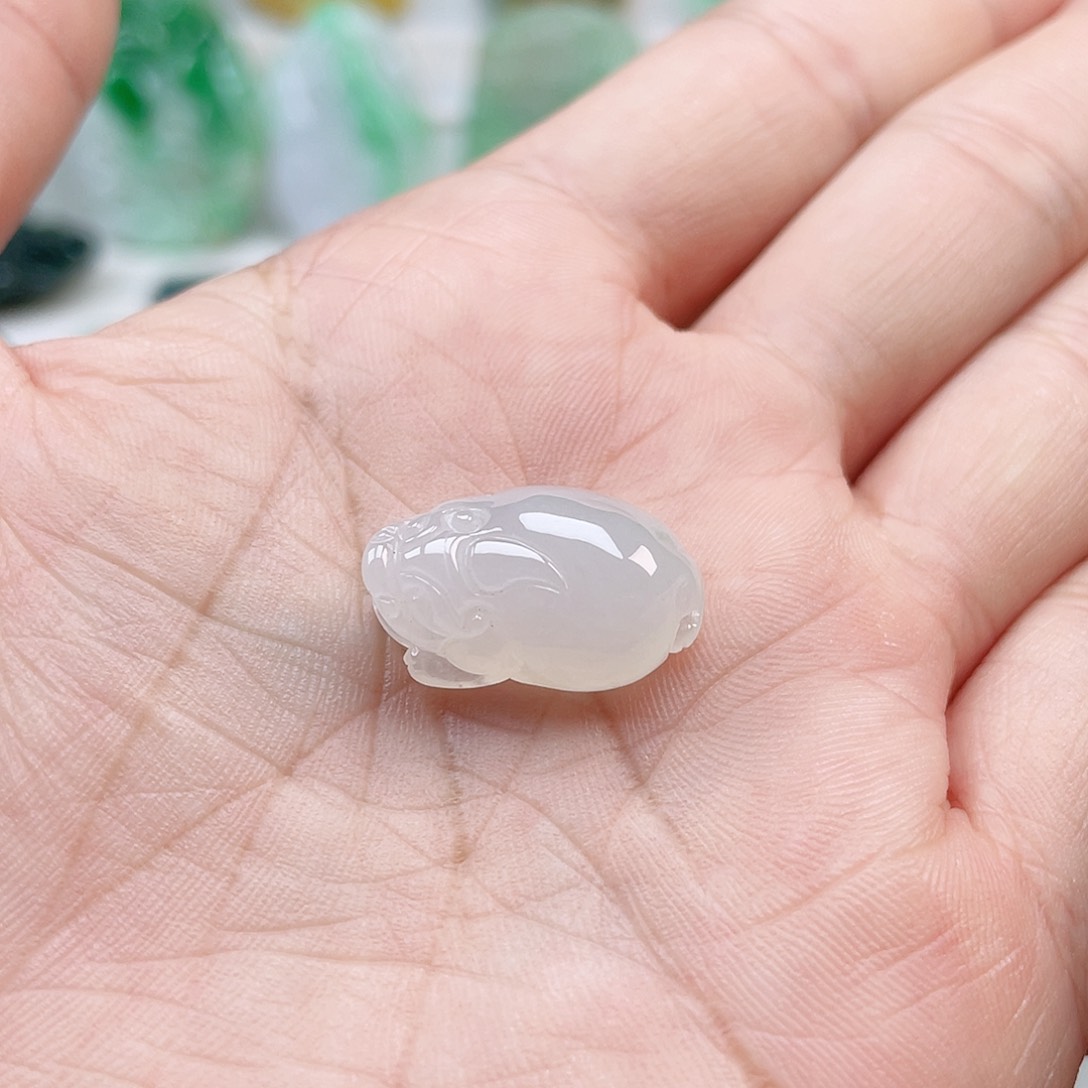 翡翠颈饰未镶嵌悠***山貔貅