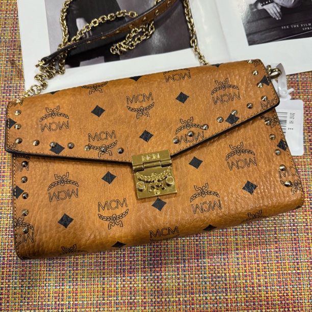 95新 MCM 大麦中古/mcm干邑色铆钉信封/斜挎包