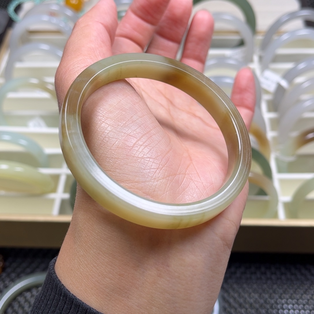 七***月和田玉未镶嵌手镯58