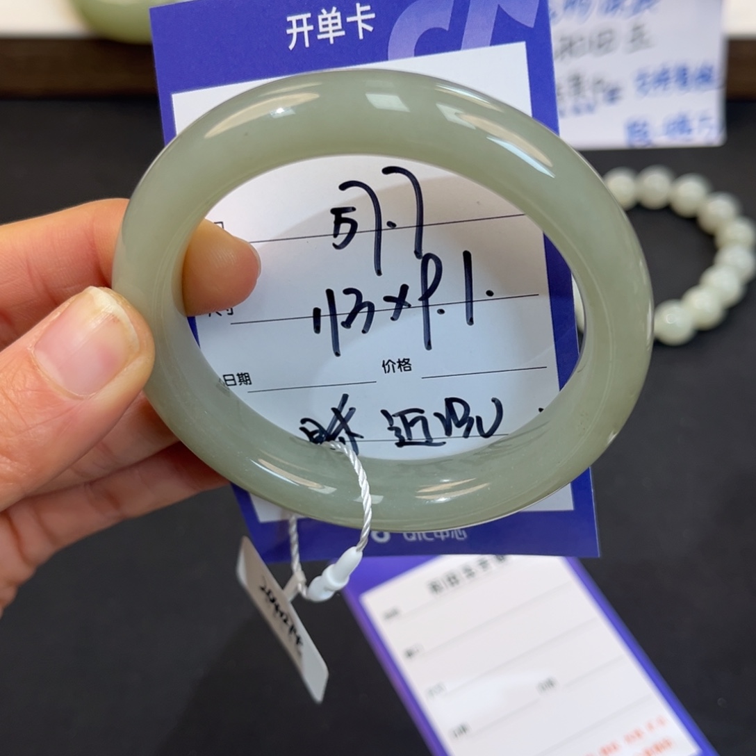 和田玉未镶嵌手镯