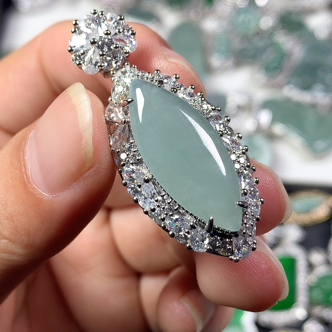 翡翠未镶嵌颈饰水滴