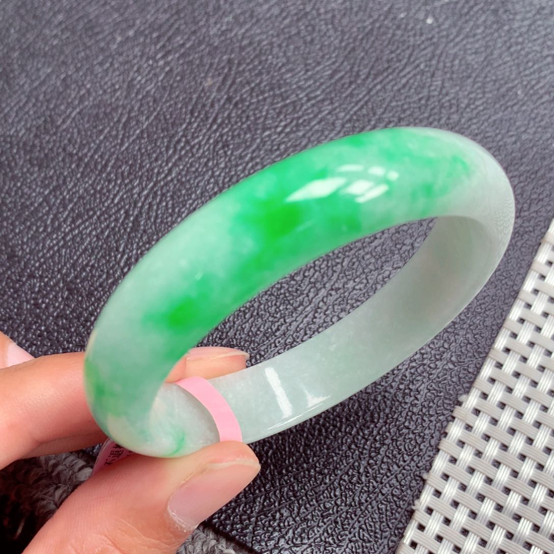 翡翠手镯未镶嵌缅甸