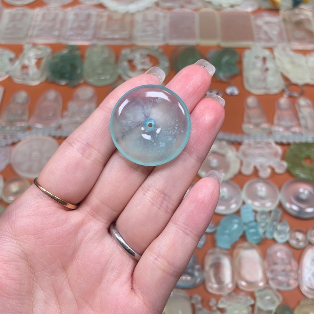 于***郁蛇纹石玉未镶嵌颈饰