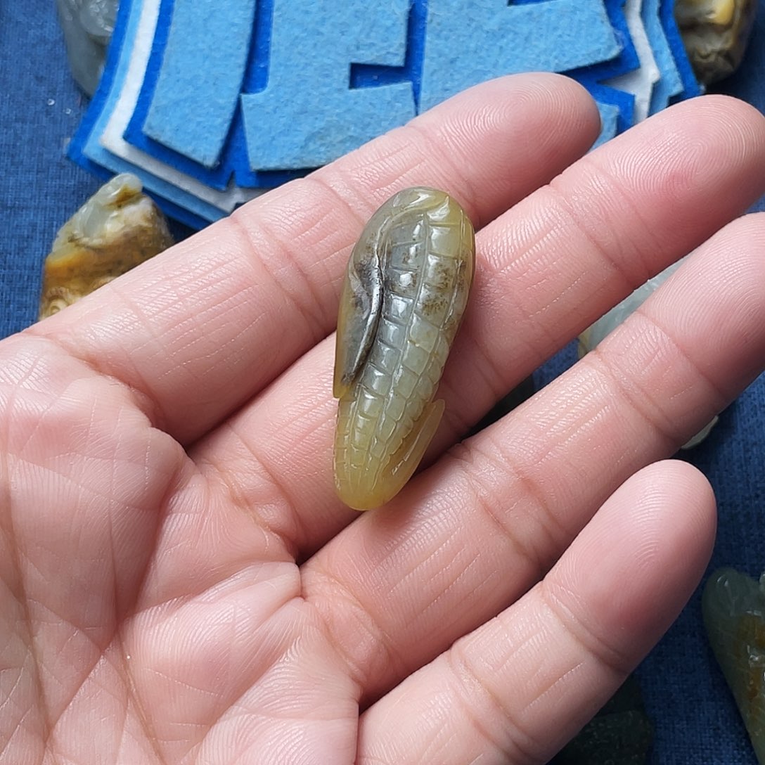 小***刀和田玉未镶嵌颈饰