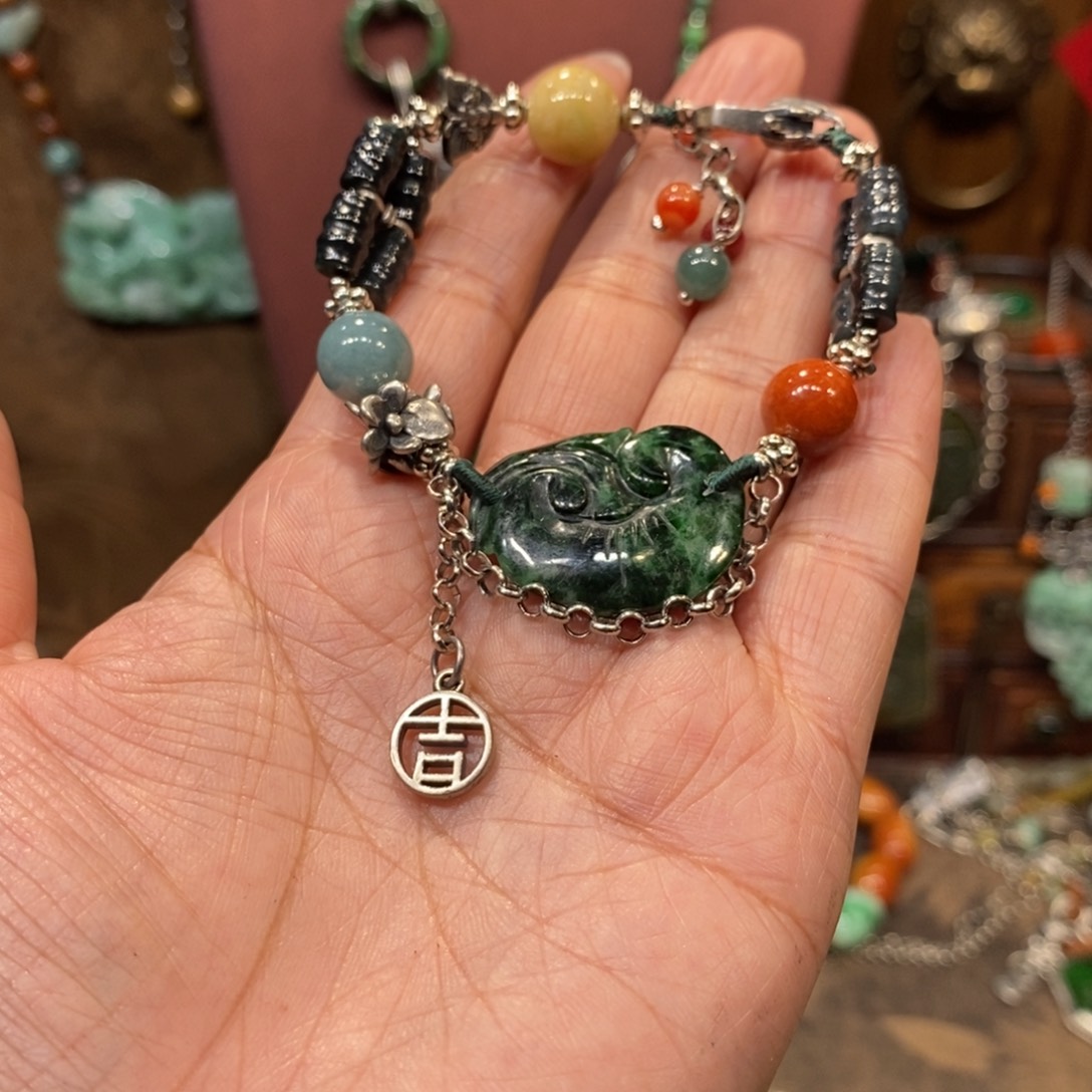 翡翠吊坠(赠链)未镶嵌