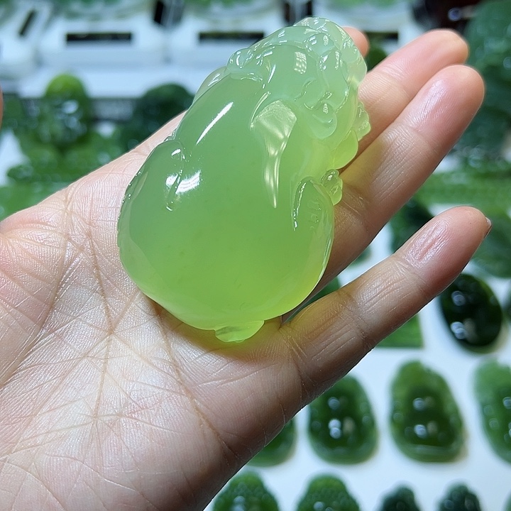 蛇纹石玉手把件合金在***雨