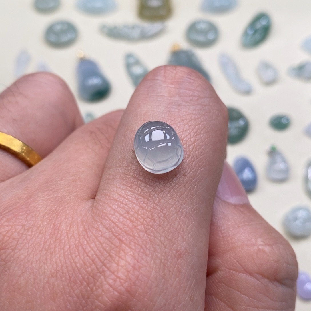 翡翠未镶嵌颈饰富甲一方