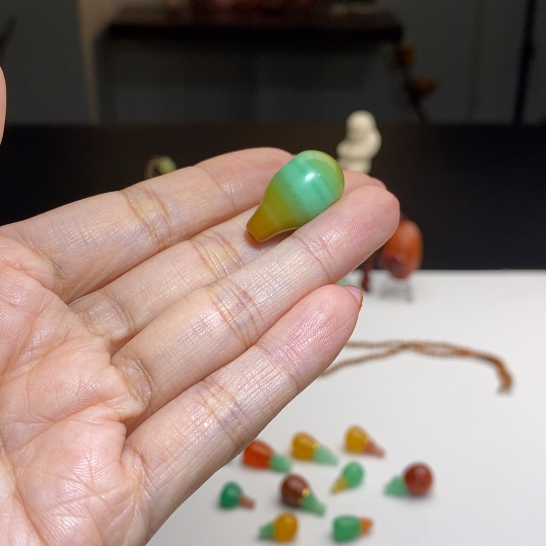 小***福石英质玉（缅黄）未镶嵌颈饰