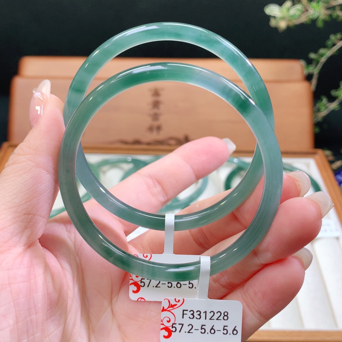 翡翠手镯未镶嵌天然