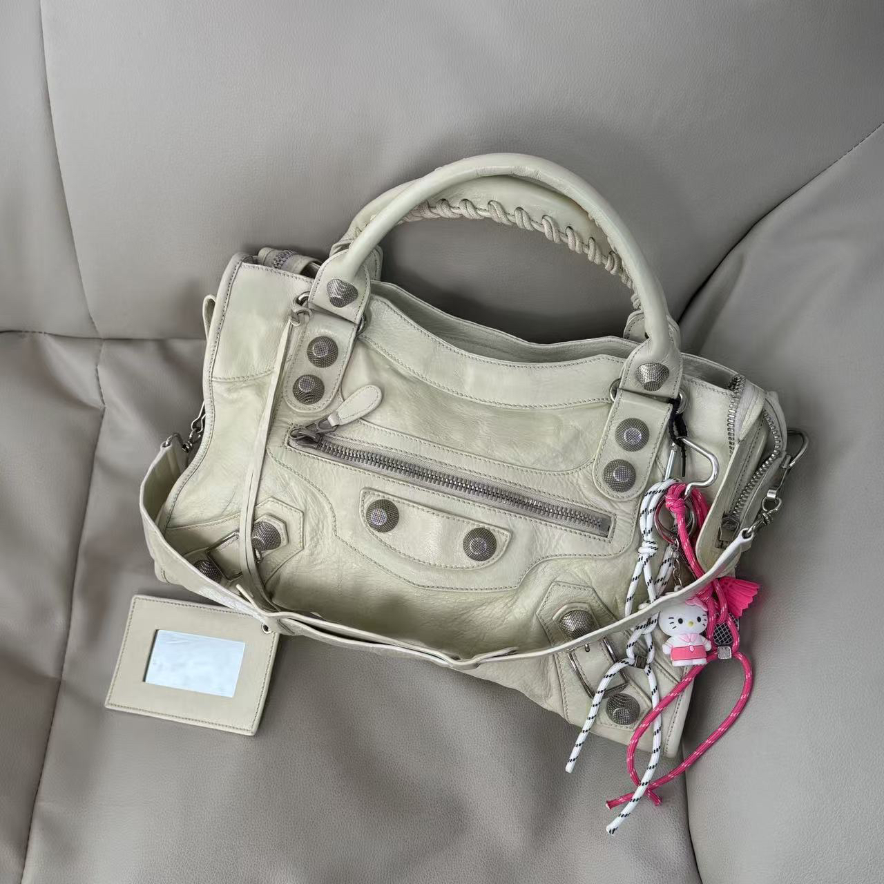 95新 Balenciaga/巴黎世家 奶茶色菠萝钉机车油蜡皮单肩包