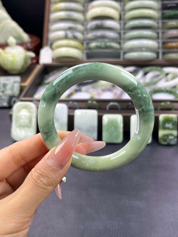 陕西西安天然蓝田玉老矿料带翠精品手镯54圈口
