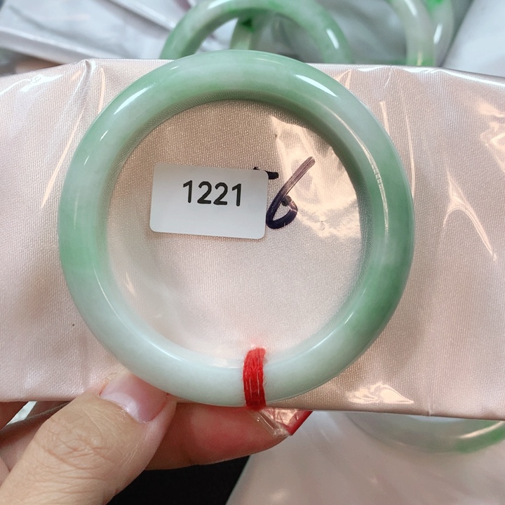 翡翠手镯未镶嵌付*熏天然翡翠手镯56.8