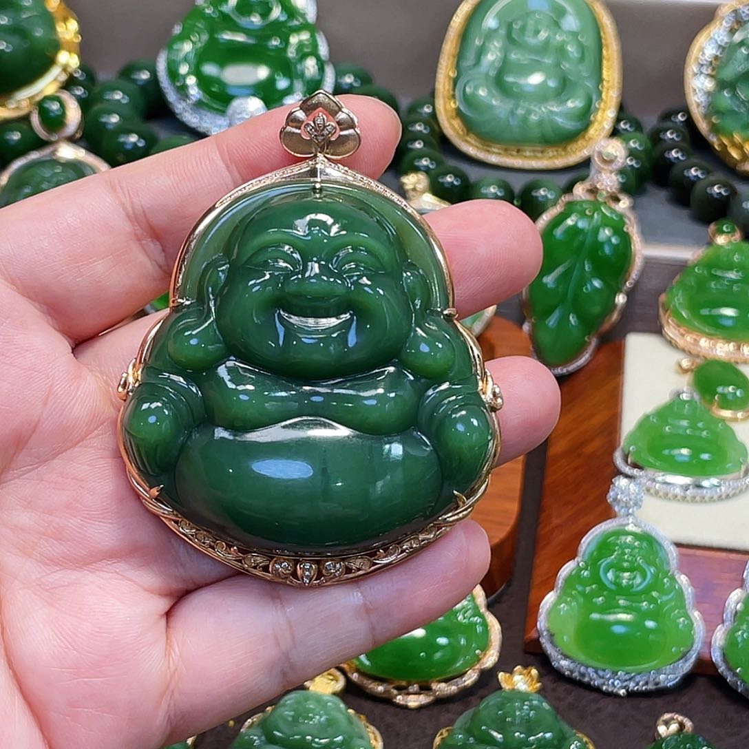 和田玉（碧玉）颈饰18K金镶嵌辣绿佛公52.5mm