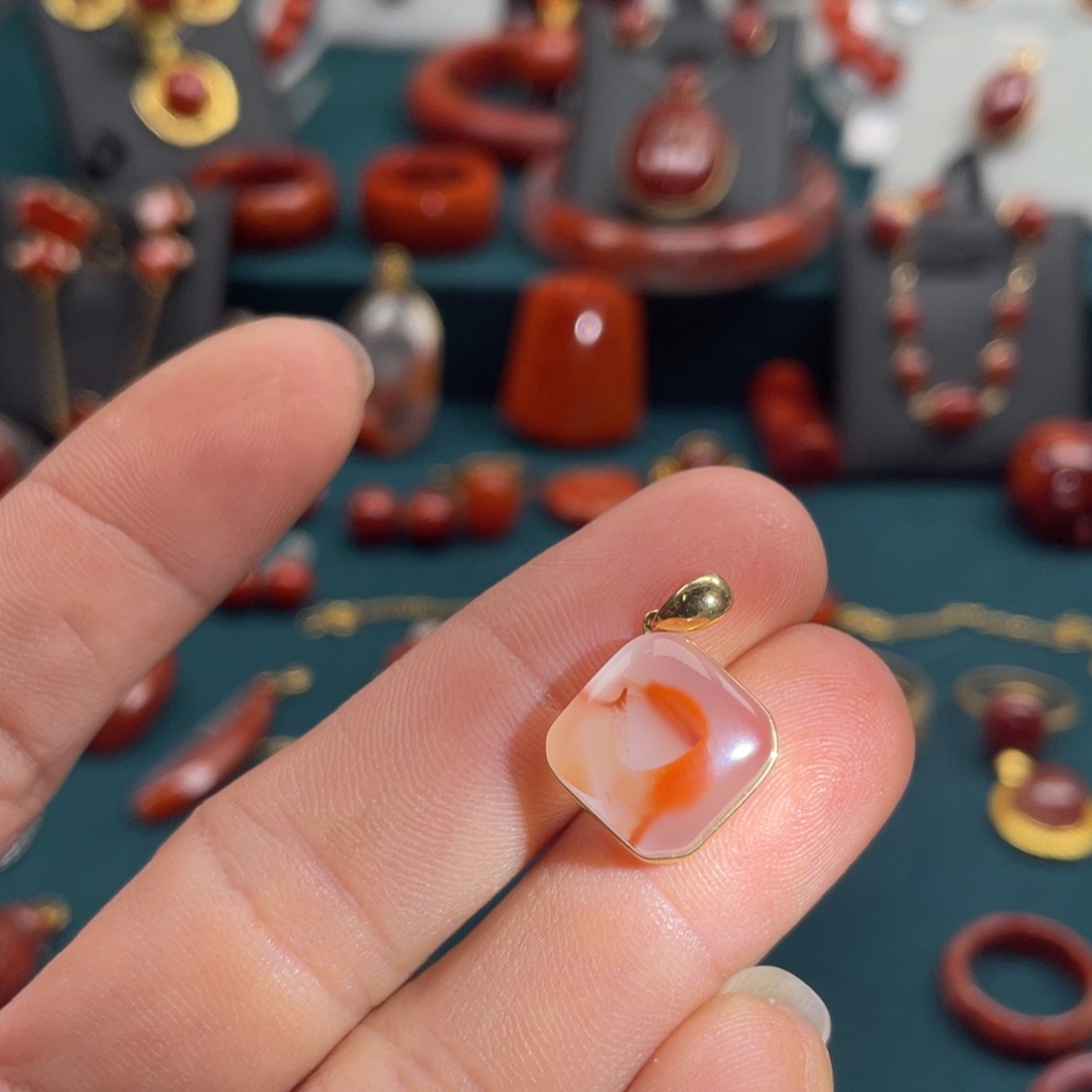 南红玛瑙锦鲤鱼南红吊坠18K金镶嵌