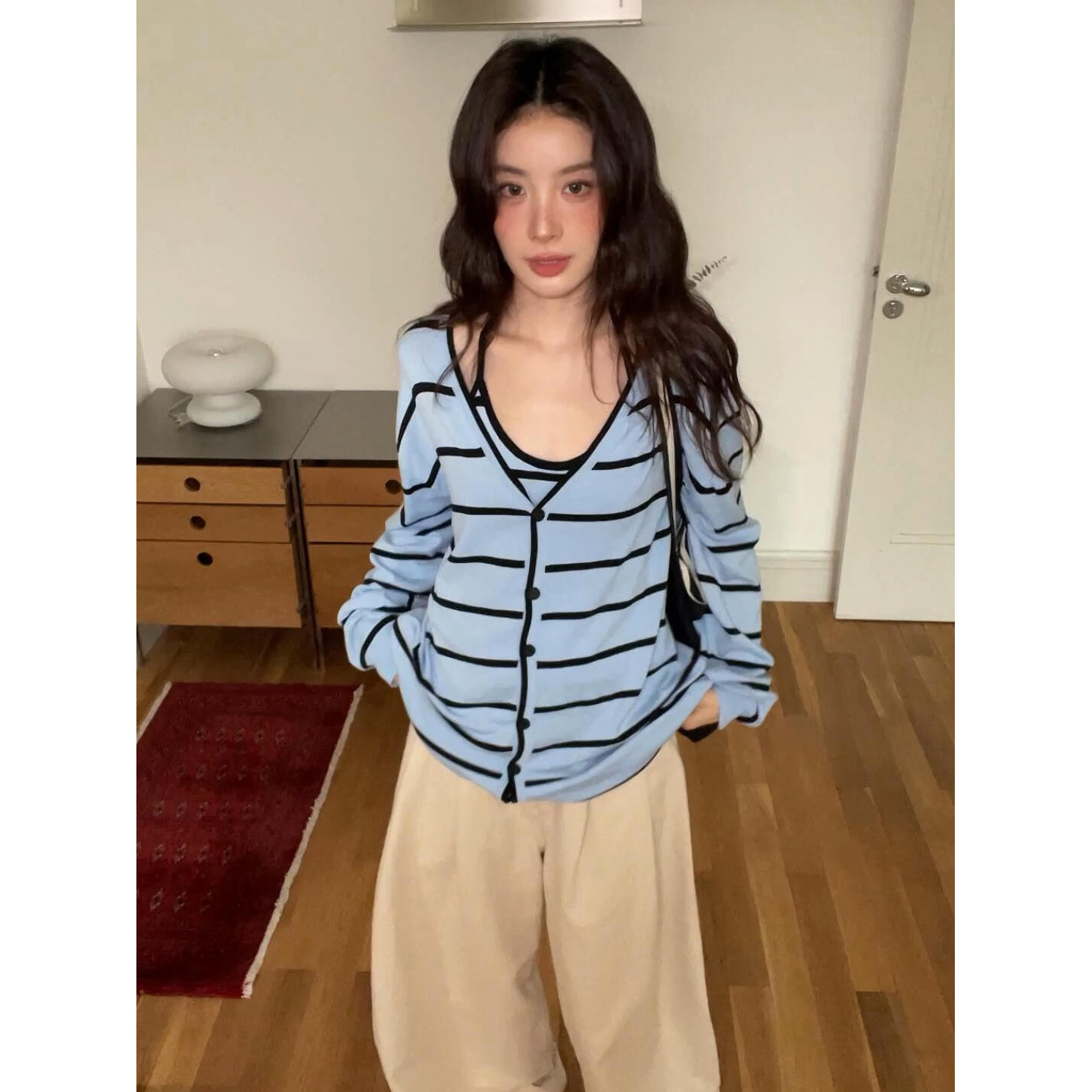 韩系慵懒风V领撞色条纹针织T恤女早秋季高级感松弛感别致挂脖上衣