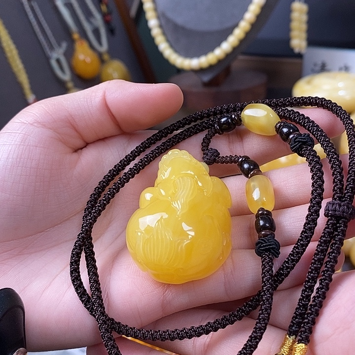 裸石琥珀未镶嵌貔貅