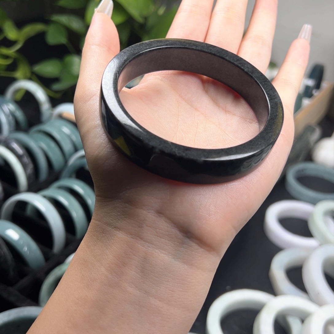 翡翠手镯未镶嵌翡翠