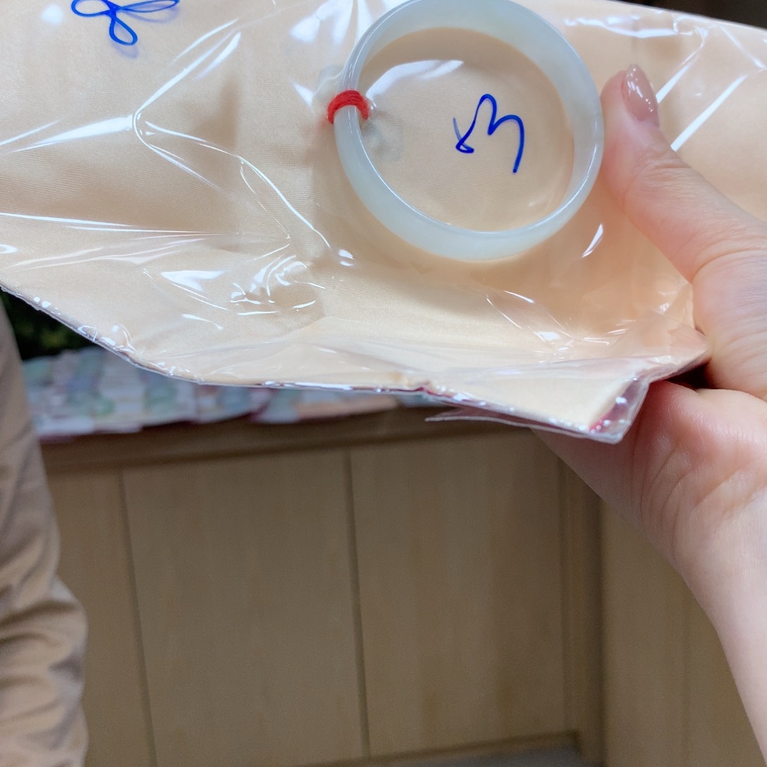 翡翠手镯未镶嵌不退不换