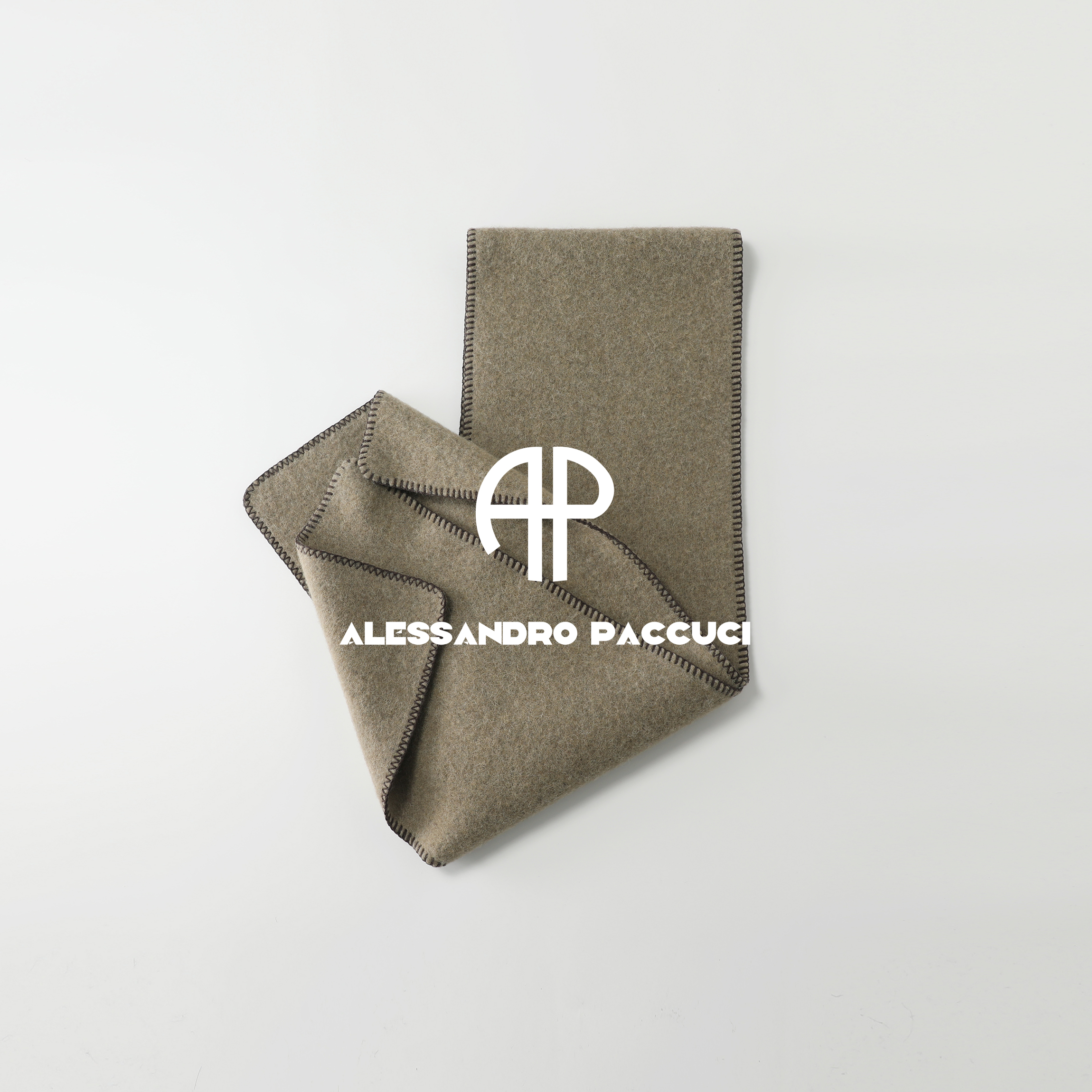 AP洛哥54149AW限量/羊驼毛拉毛锁边时尚百搭柔软围巾 女装