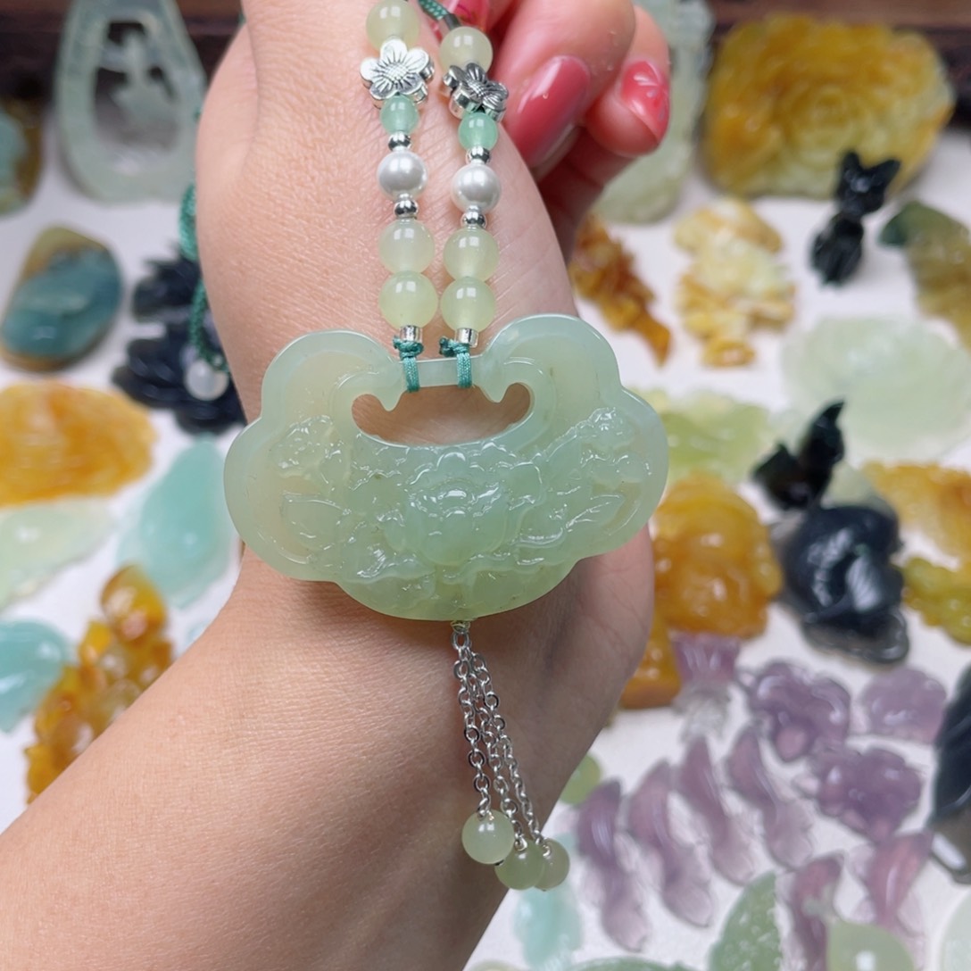 蛇纹石玉颈饰未镶嵌