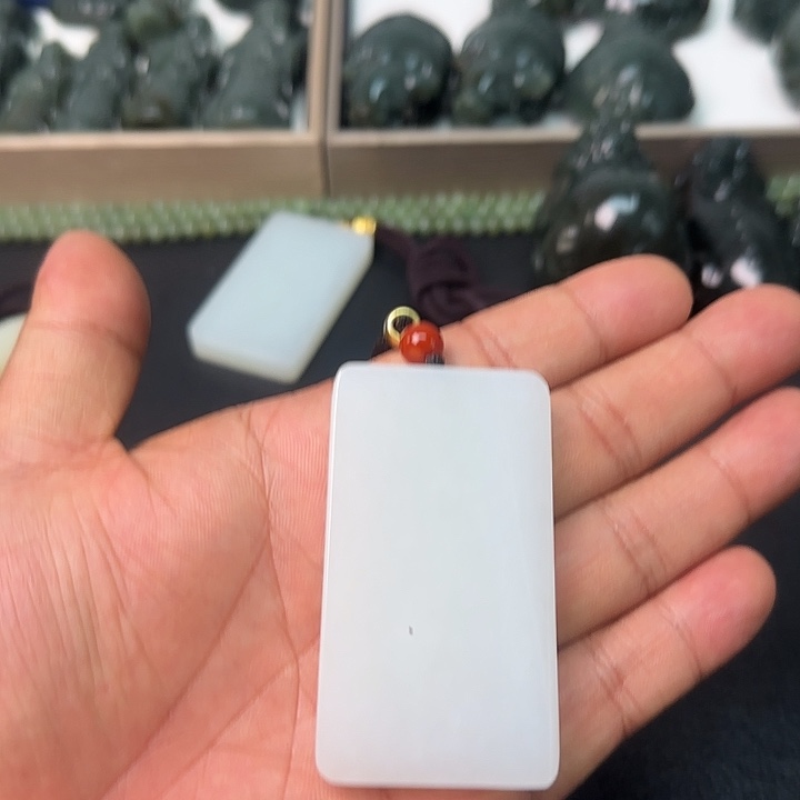 和田玉未镶嵌把件