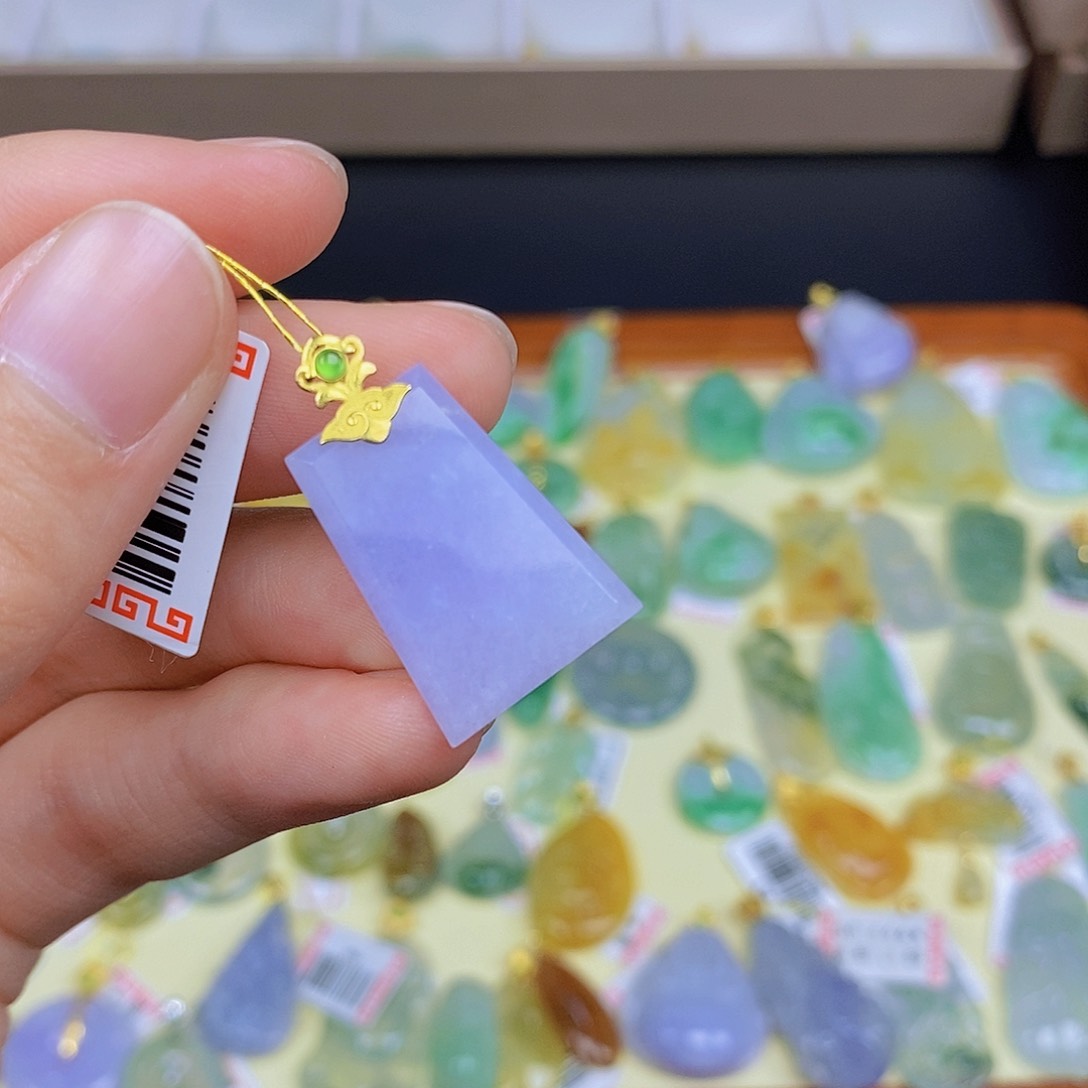 翡翠颈饰18K金镶嵌翡翠