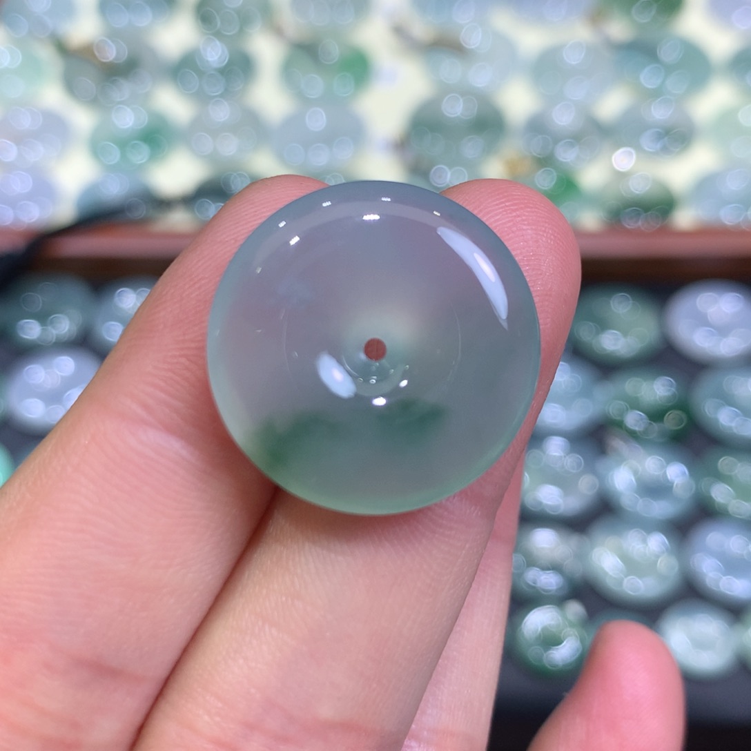 翡翠颈饰未镶嵌平安扣