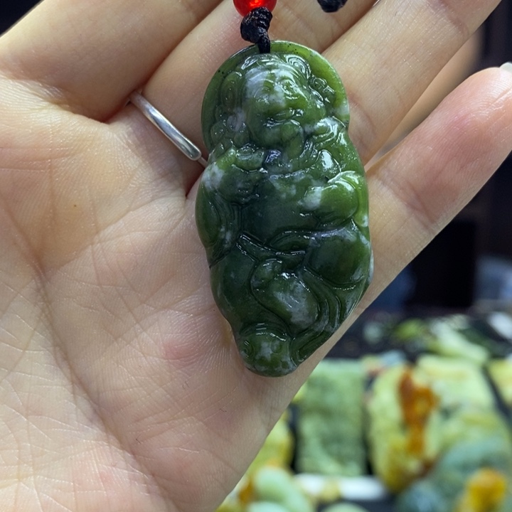 蛇纹石玉未镶嵌颈饰