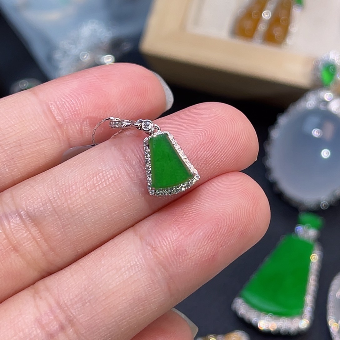 翡翠18K金镶嵌颈饰阳绿无事牌