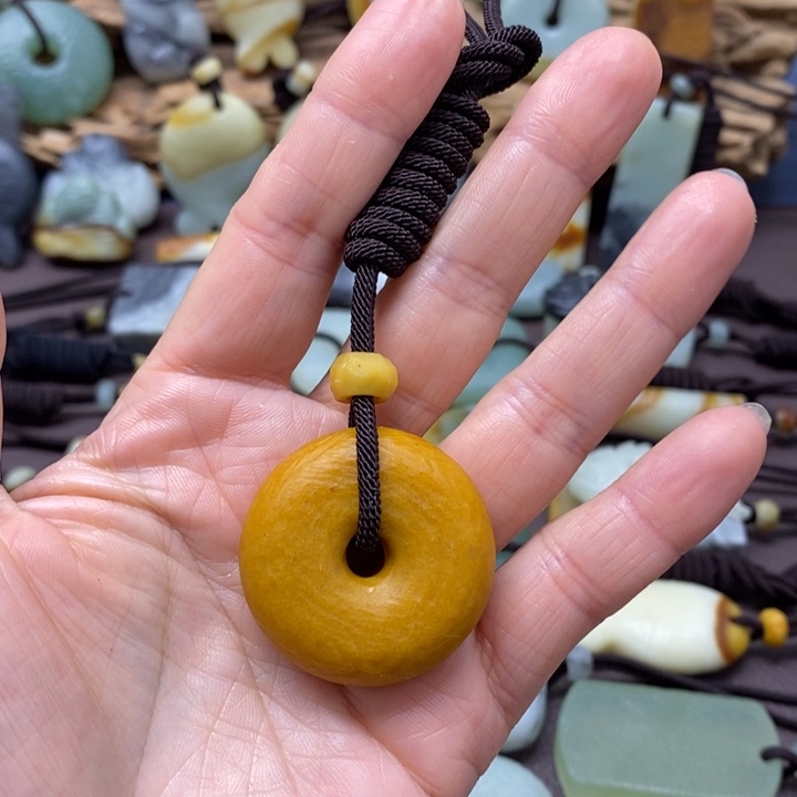 蛇纹石玉未镶嵌颈饰