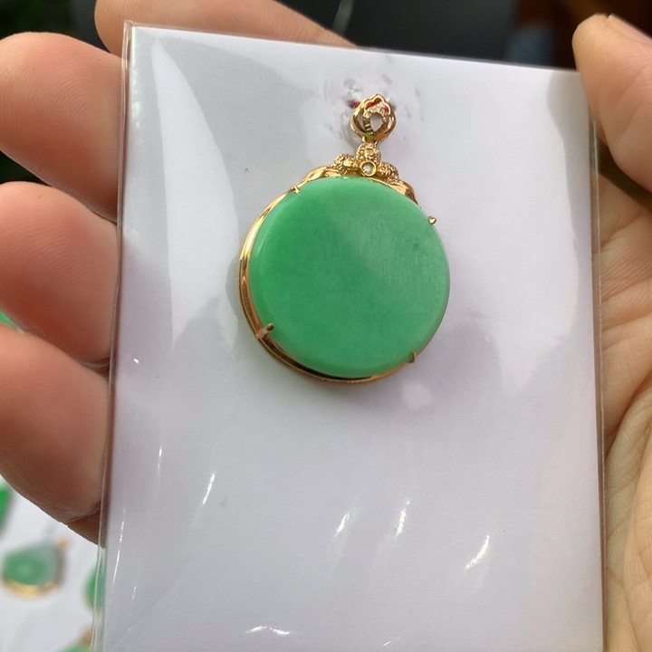 翡翠18K金镶嵌颈饰翡翠吊坠