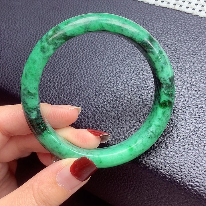 翡翠手镯未镶嵌翡翠