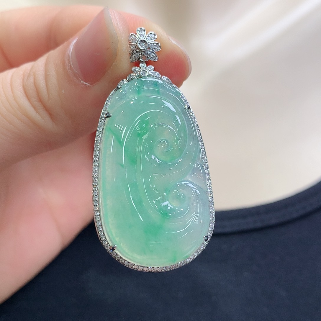 翡翠18K金镶嵌颈饰如意