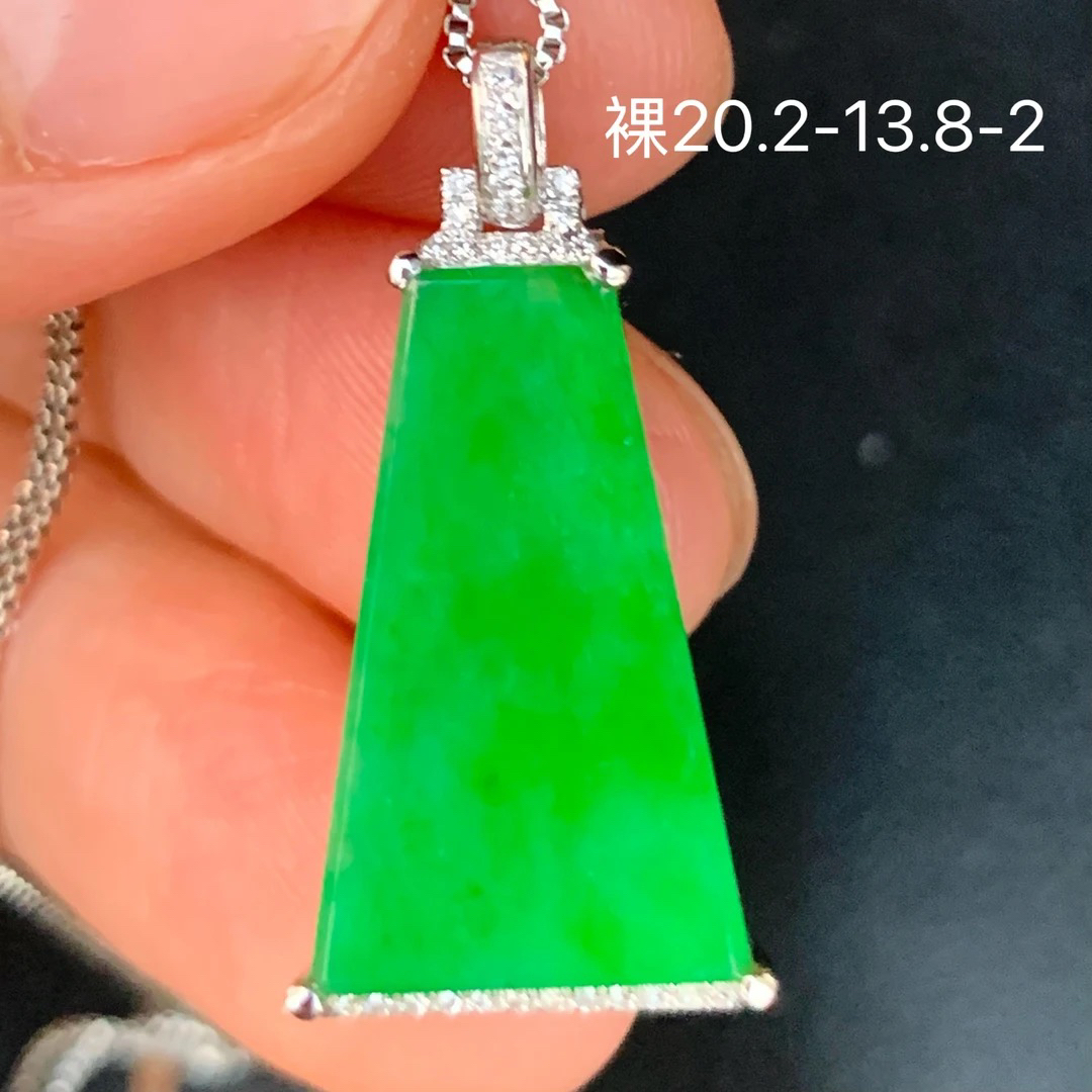 冰绿无事牌天然翡翠吊坠 小众珠宝 镶嵌精致 女生配饰