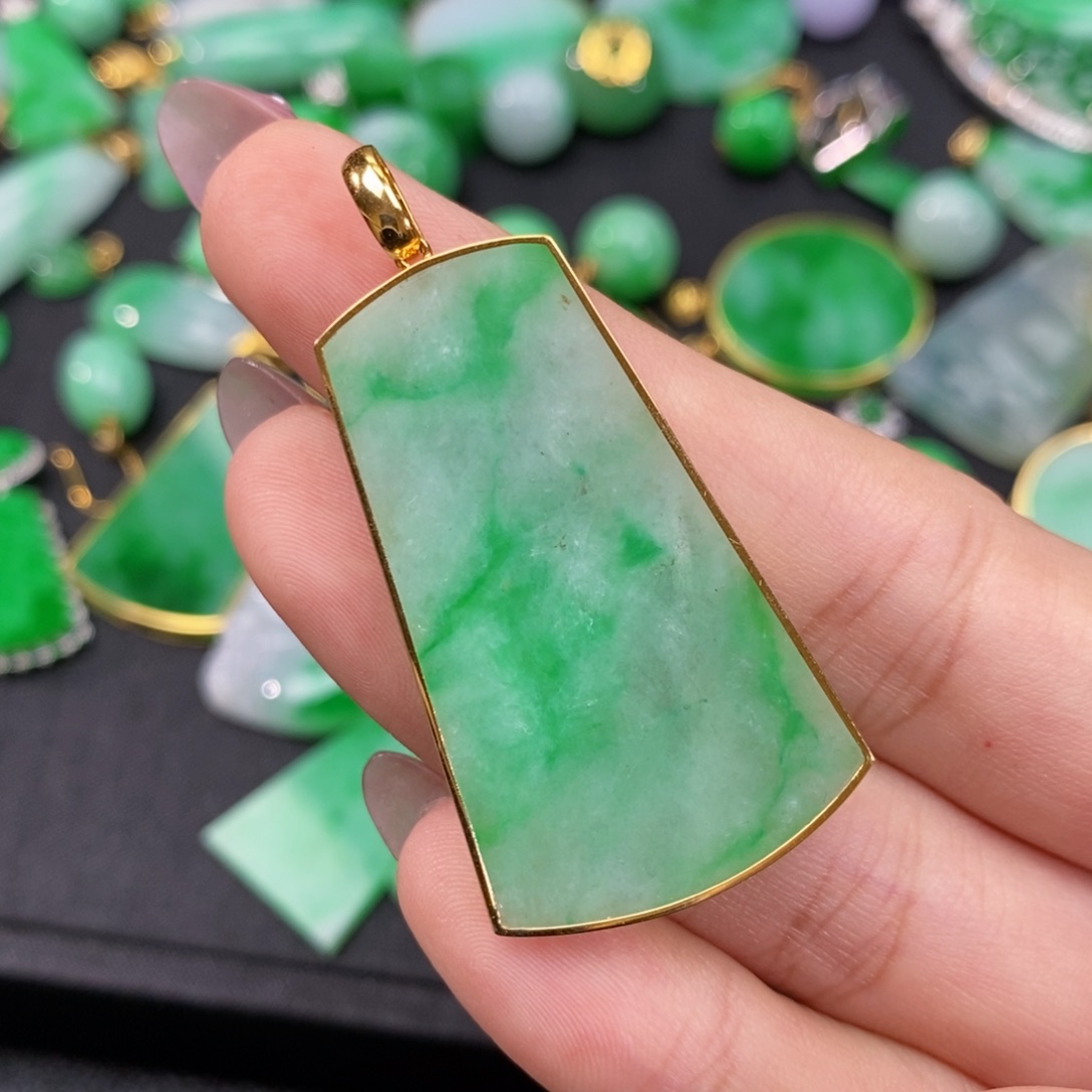 翡翠18K金镶嵌颈饰翡翠