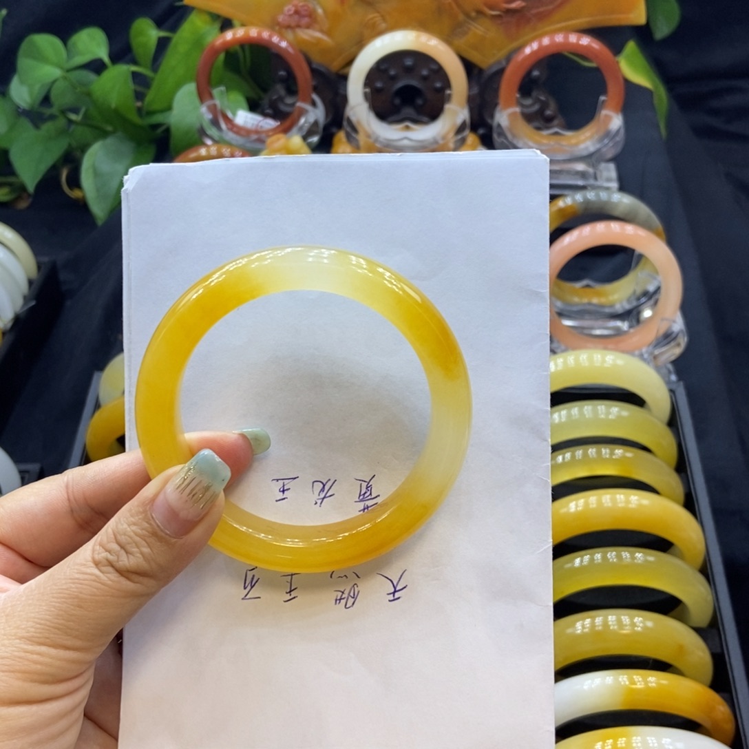 小***i石英质玉（黄龙玉）未镶嵌手镯H