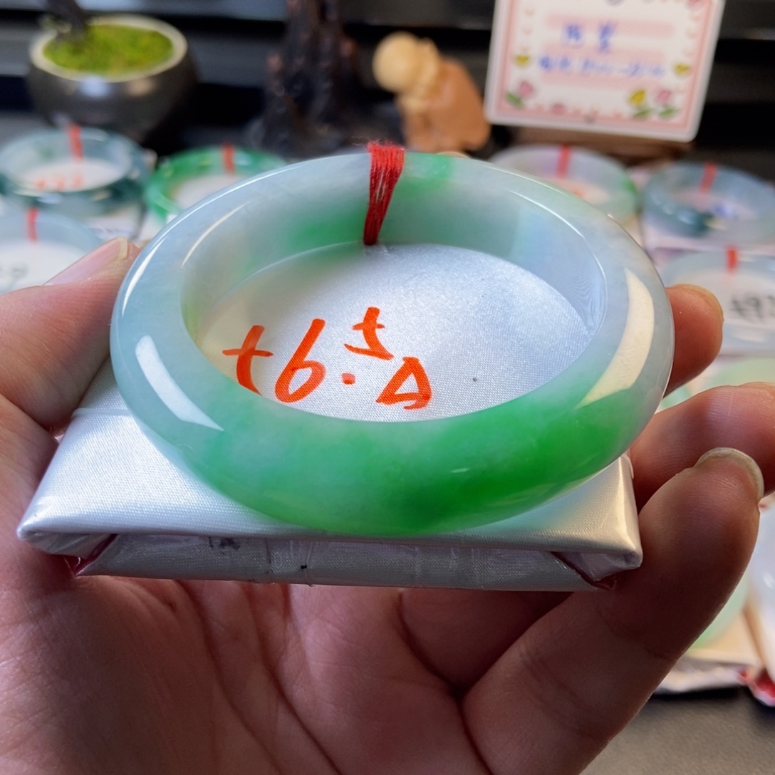 翡翠未镶嵌手镯18、绿正圈