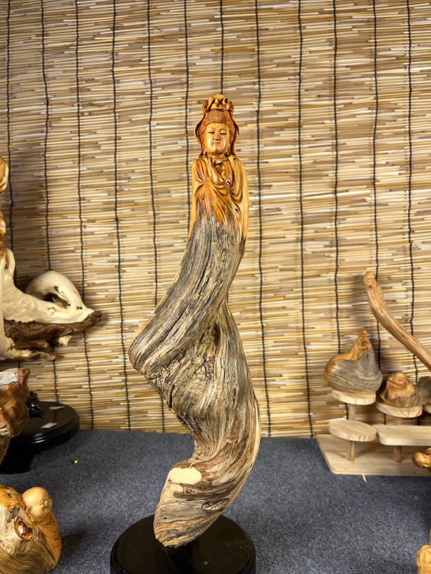 木雕观音摆件纹理精美适合家居客厅装饰