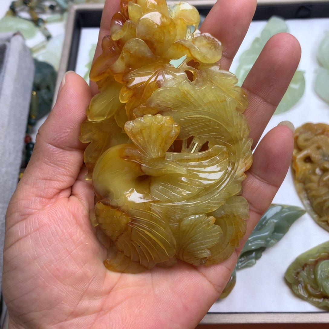 蛇纹石玉颈饰未镶嵌赵*红