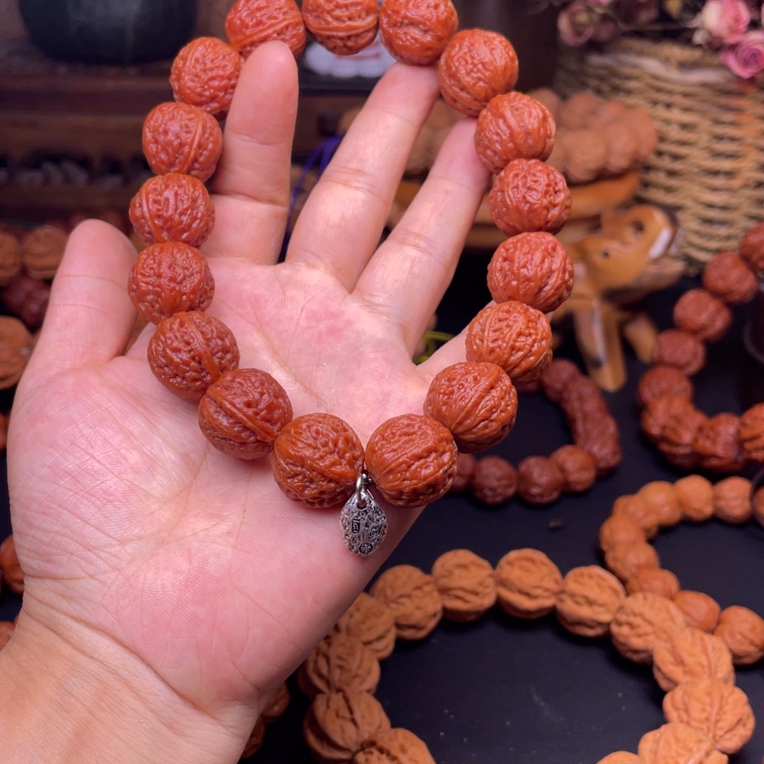 在***上文玩核桃吊坠秋子