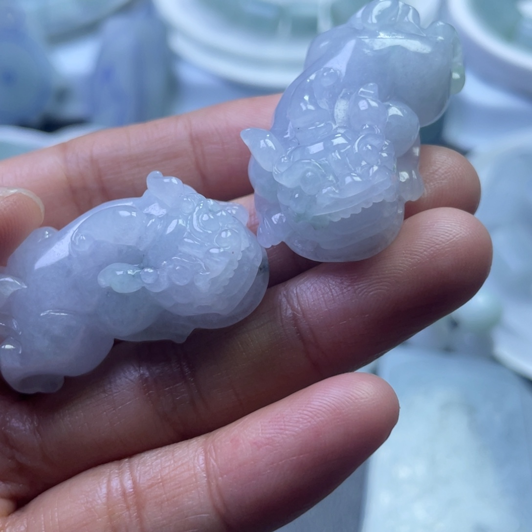 翡翠未镶嵌颈饰皮丘一对