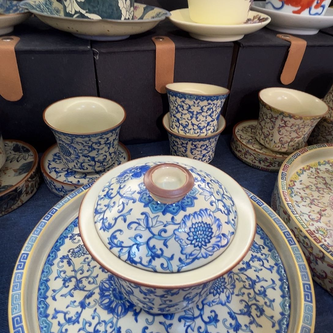 这些盖碗很漂亮！！！