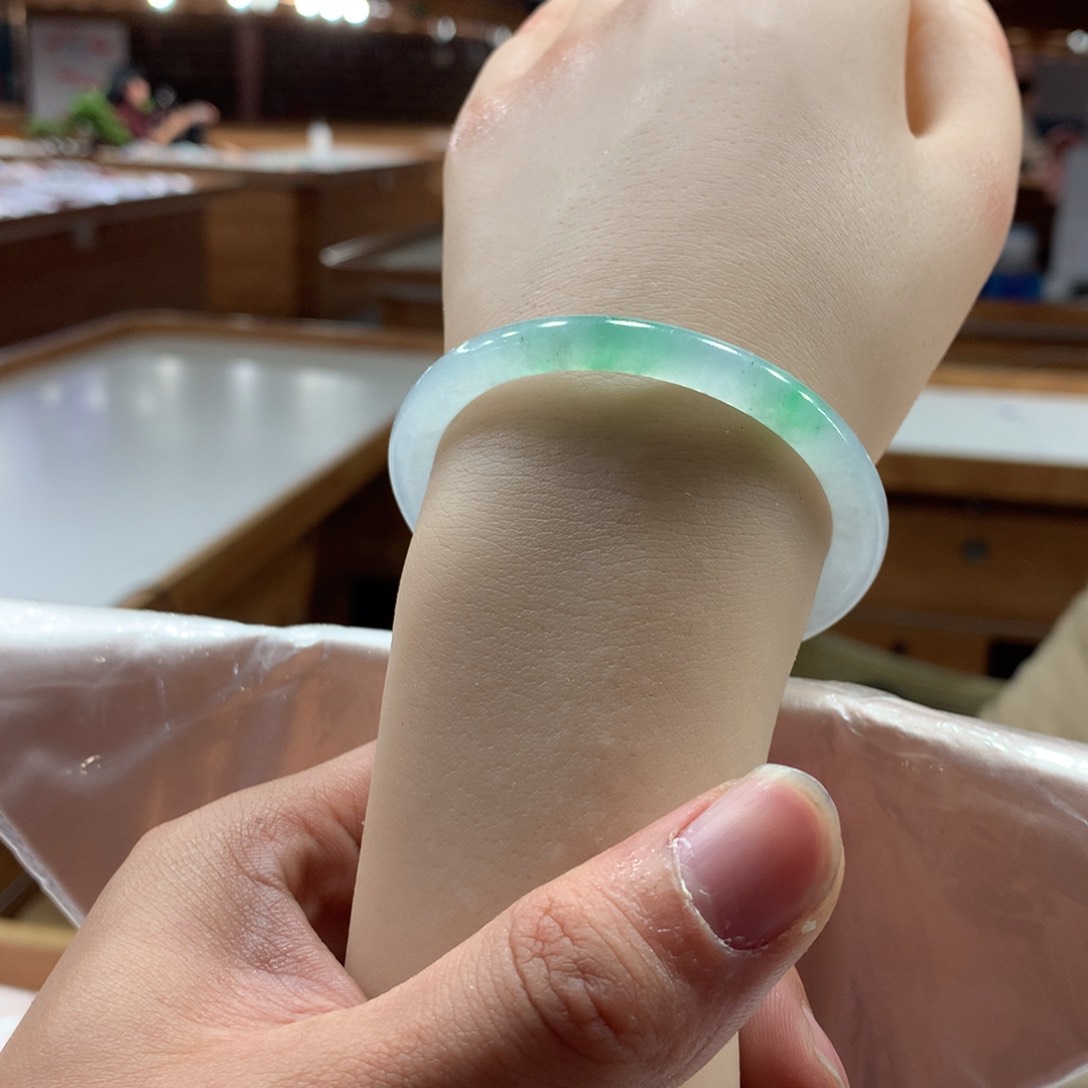 翡翠手镯未镶嵌微瑕