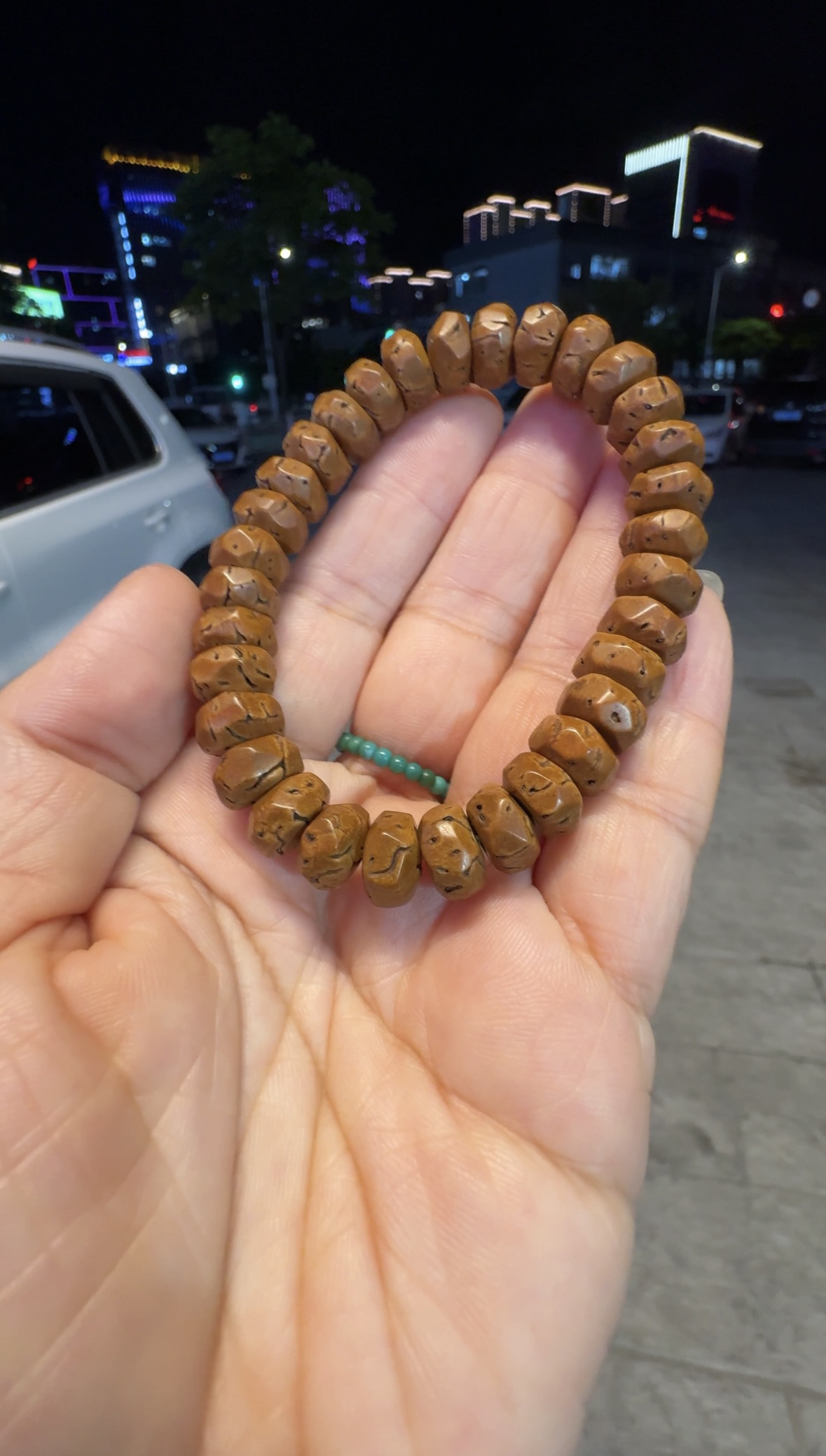 纯手工雕刻桃核核壁无相钻切手串 尺寸：10*6 下单请备注手围尺寸