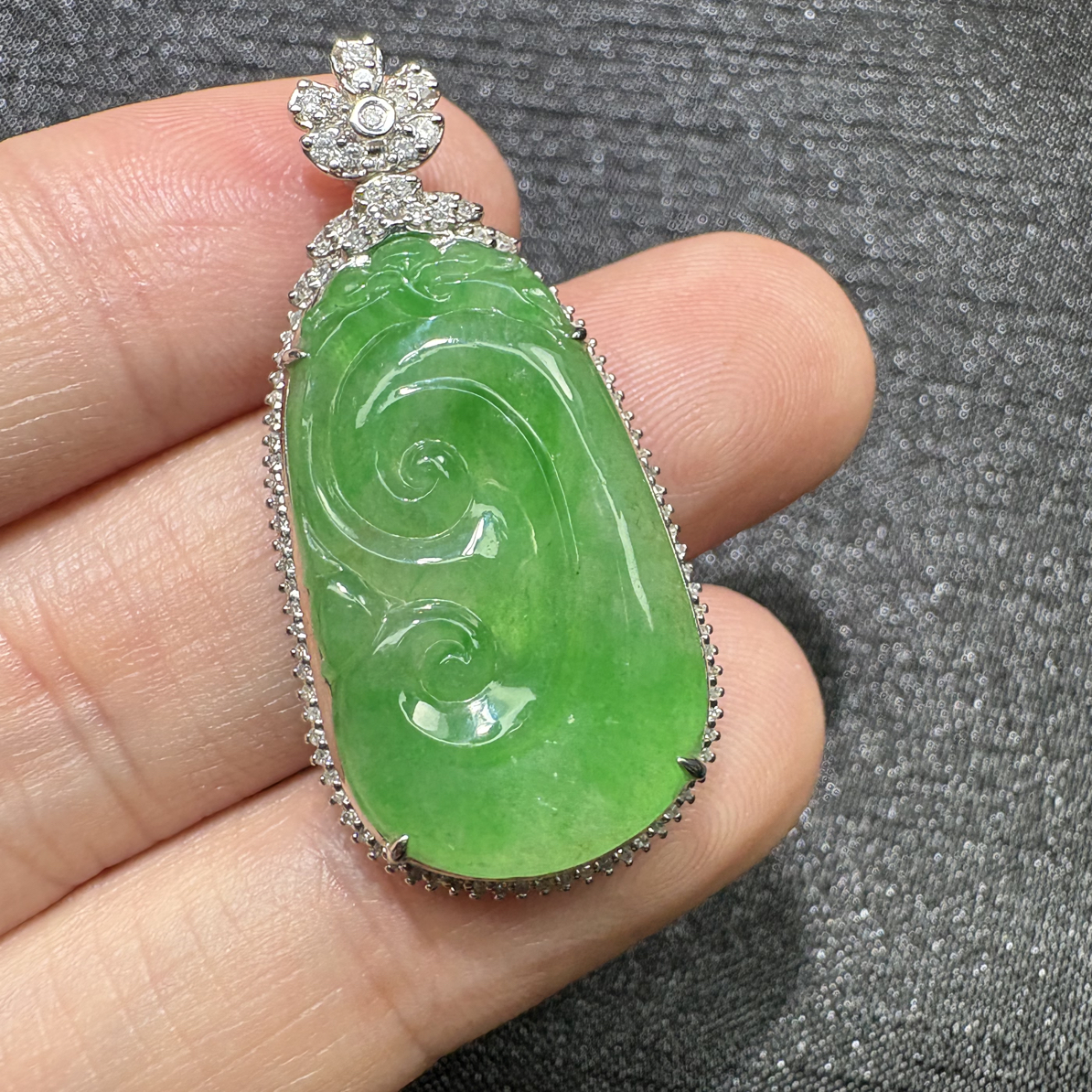 18k金镶嵌翡翠满绿如意时尚气质吊坠